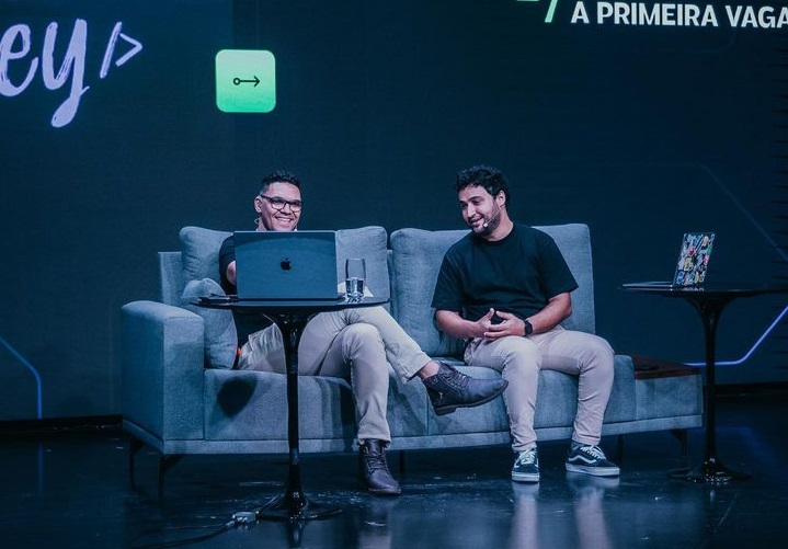 Rodrigo e Mayk apresentando o envento Jornada do Zero à Primeira Vaga